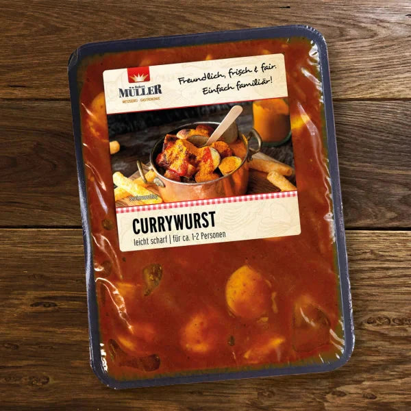 Müller Currywurst verpackt, leicht scharf gewürzt für 1-2 Personen, auf einem Holztisch