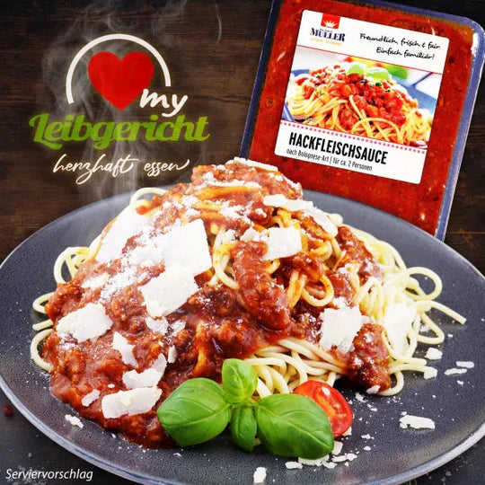 Müller Hackfleischsoße nach Bolognese-Art mit Spaghetti und Parmesan als Serviervorschlag auf einem Teller