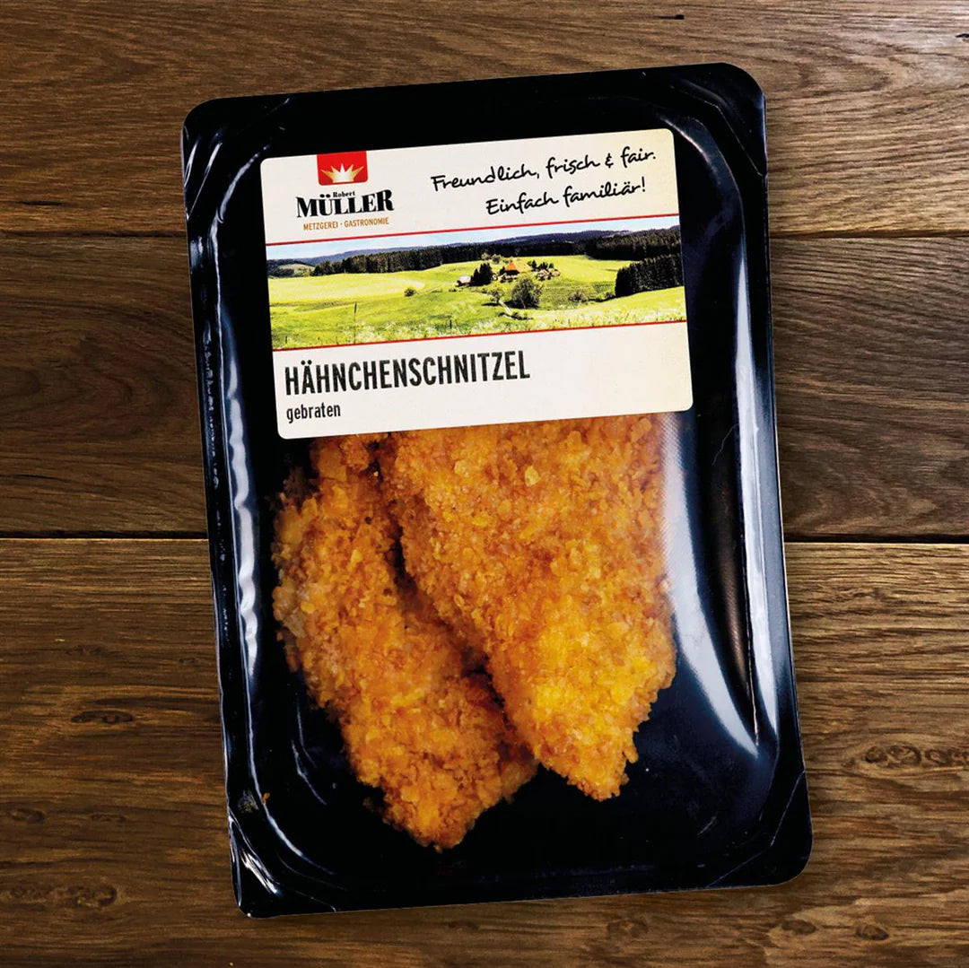 Müller Hähnchenschnitzel gebraten, fertig verpackt für 2 Personen, auf einem Holztisch
