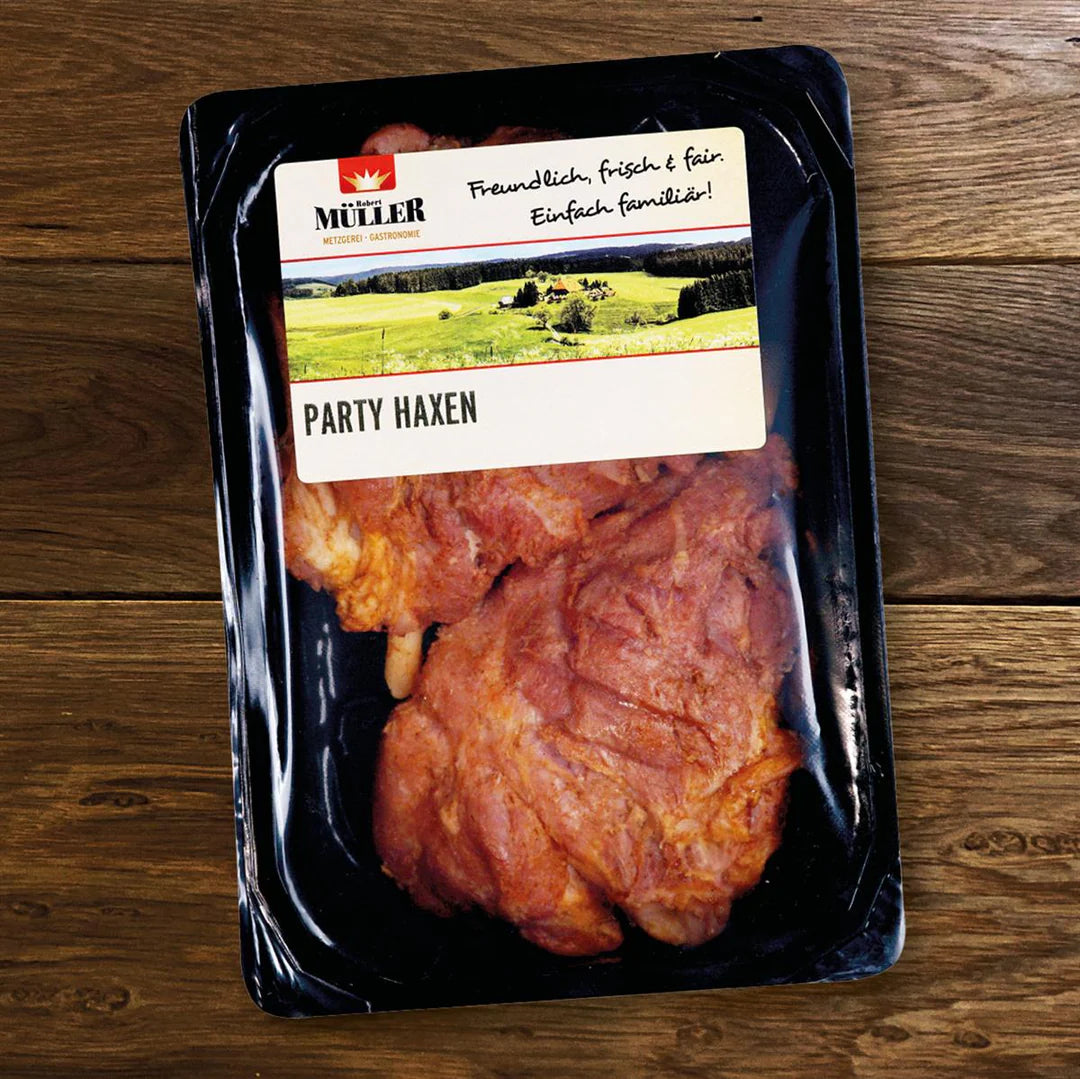 Müller Party-Haxen, fertig verpackt für 2 Personen, auf einem Holztisch