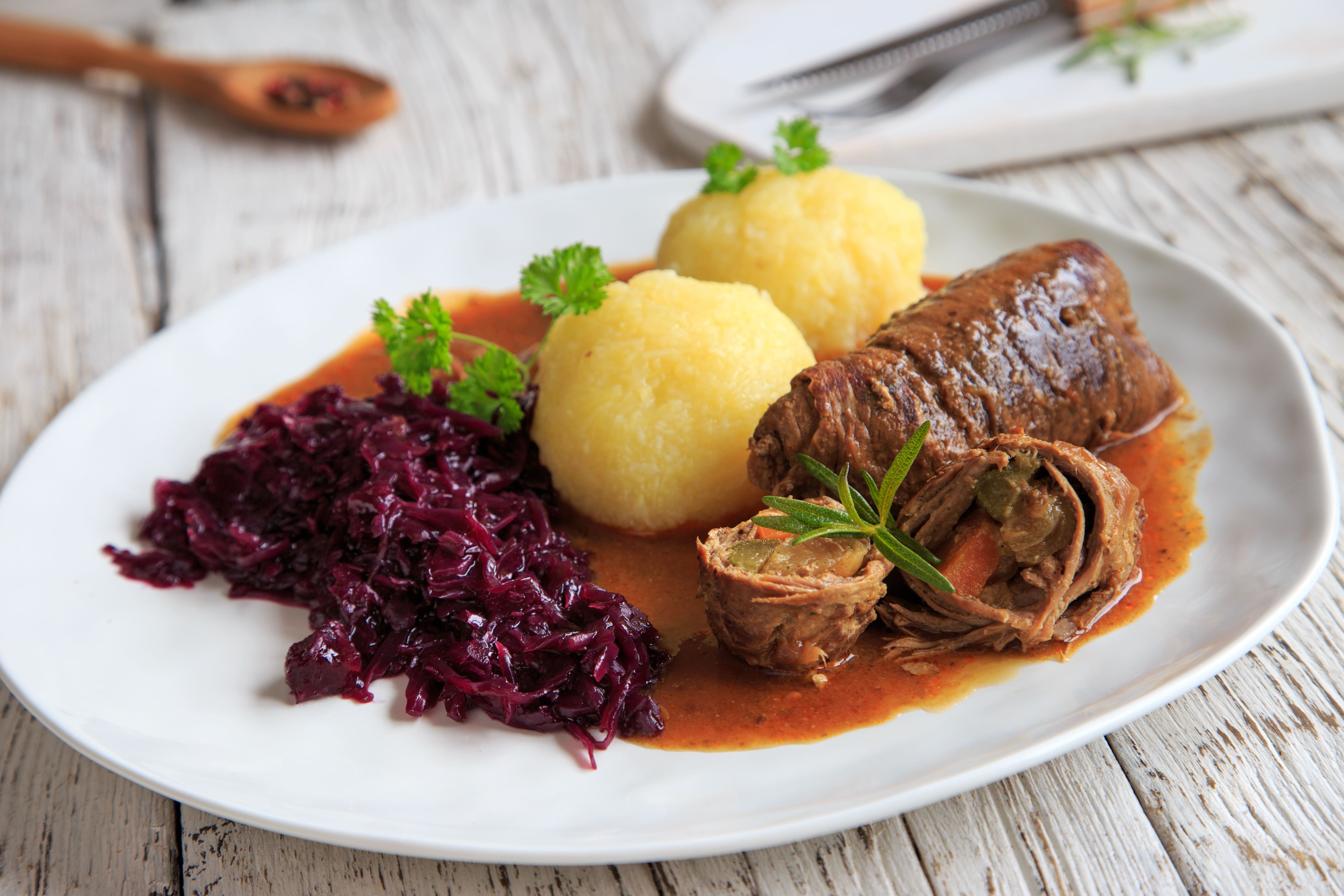 Saftige Rouladen mit Kartoffelknödeln und Rotkohl