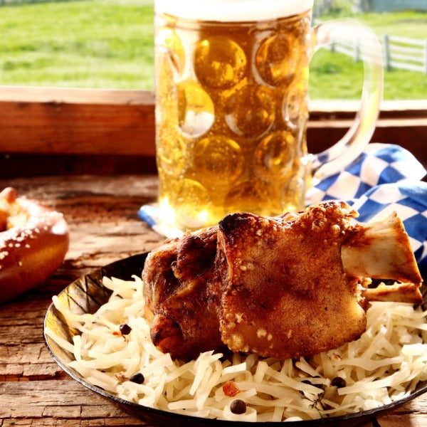 Schweinehaxe gepökelt, gegart – ca. 800 g, krosse Haxe auf Teller