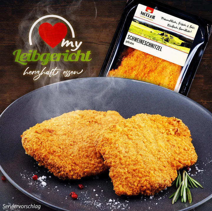 Müller Schweineschnitzel, serviert dampfend auf einem Teller mit Kräutergarnitur als Serviervorschlag