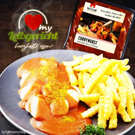 Müller Currywurst leicht scharf mit Currysauce und knusprigen Pommes als Serviervorschlag auf einem Teller