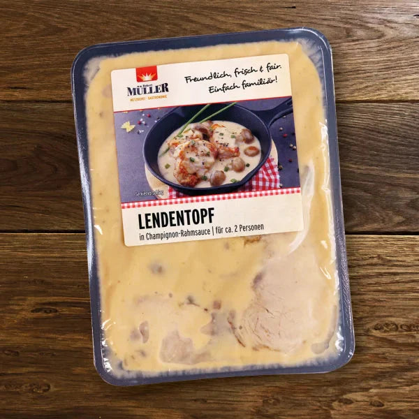Müller Lendentopf in Champignon-Rahmsauce, fertig verpackt für ca. 2 Personen, auf einem Holztisch