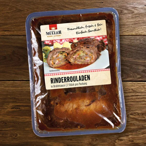 Müller Rinderrouladen, fertig verpackt in Bratensauce für ca. 2 Personen, auf einem Holztisch