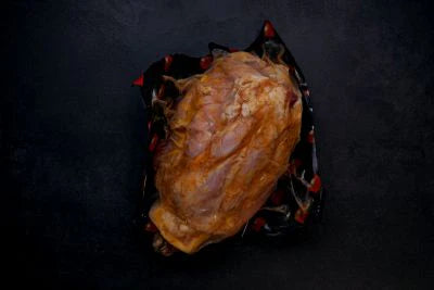 Müller Schweinehaxe vorgegart, fertig verpackt, auf einem dunklen Hintergrund