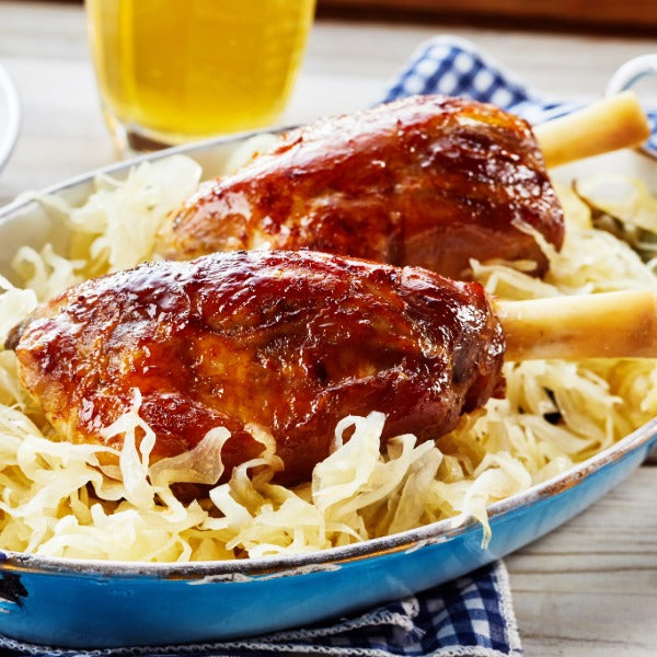 Schweinehaxe gepökelt, gegart – ca. 800 g, krosse Haxe auf Teller